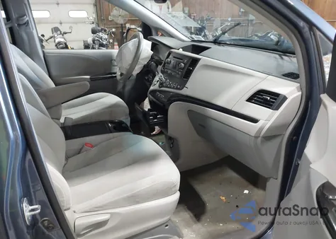 2014 Toyota Sienna Le V6 8 Passenger z USA, uszkodzony, nr VIN 5TDKK3DC2ES488333